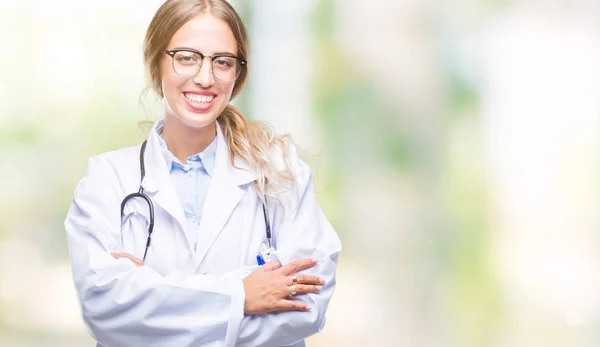 Hermosa Joven Doctora Rubia Vistiendo Uniforme Médico Sobre Fondo Aislado — Foto de Stock