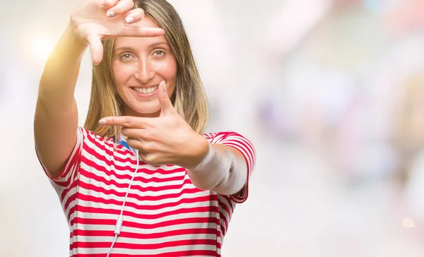 Jeune Belle Femme Écoutant Musique Portant Des Écouteurs Sur Fond — Photo