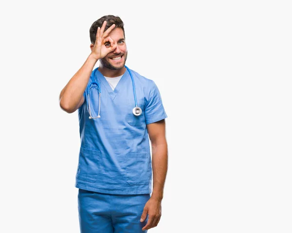 Mladý Pohledný Doktor Chirurg Muž Nad Izolované Pozadí Dělá Gesto — Stock fotografie
