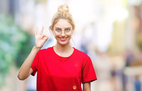 Joven Hermosa Mujer Rubia Vistiendo Camiseta Roja Gafas Sobre Fondo — Foto de Stock