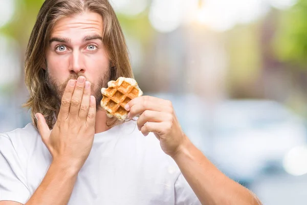 Hosszú Haj Alatt Eszik Waffle Terjed Száj Kezével Elszigetelt Háttér — Stock Fotó