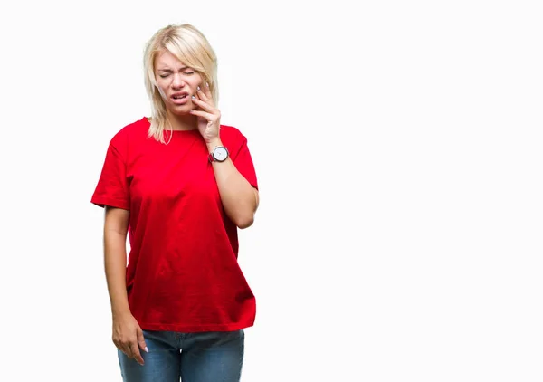 若い美しい金髪女性の歯痛や歯の歯科病気のため痛みを伴う式で手で口に触れて分離の背景に赤い シャツを着てします 歯医者コンセプト — ストック写真