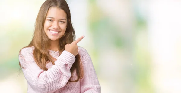 Młoda Piękna Kobieta Brunetka Swetrze Różowy Zima Białym Tle Wesoły — Zdjęcie stockowe