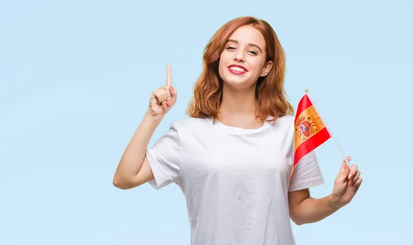 Молода Красива Жінка Тримає Прапор Іспанії Над Ізольованим Тлом Здивована — стокове фото