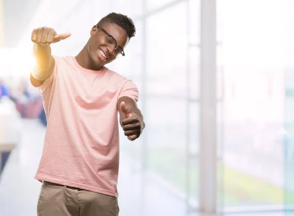 Jonge Afro Amerikaanse Man Draagt Roze Shirt Goedkeuring Thumbs Doen — Stockfoto