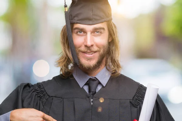 Joven Hombre Apuesto Graduado Con Pelo Largo Sosteniendo Grado Sobre —  Fotos de Stock