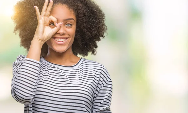 Genç Afro Amerikalı Kadın Gülümsüyor Parmakları Ile Mutlu Yüz Üzerinden — Stok fotoğraf