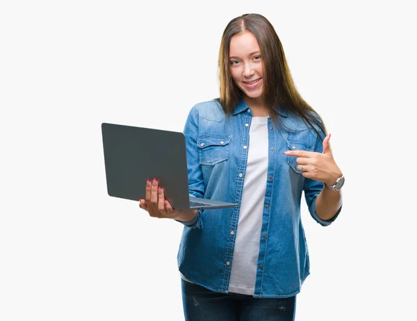 Joven Mujer Caucásica Usando Portátil Sobre Fondo Aislado Con Cara —  Fotos de Stock