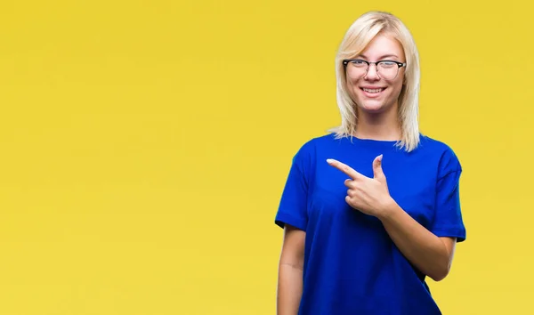 Jovem Mulher Loira Bonita Vestindo Óculos Sobre Fundo Isolado Alegre — Fotografia de Stock