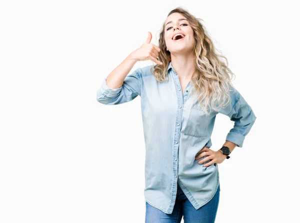 Linda Jovem Loira Sobre Fundo Isolado Sorrindo Fazendo Gesto Telefone — Fotografia de Stock