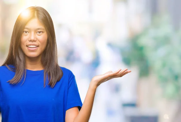 Jovem Mulher Asiática Sobre Fundo Isolado Sorrindo Alegre Apresentando Apontando — Fotografia de Stock