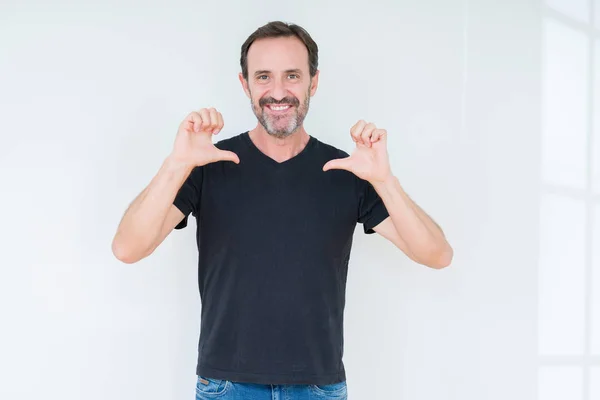 Hombre Mayor Sobre Fondo Aislado Mirando Confiado Con Sonrisa Cara — Foto de Stock