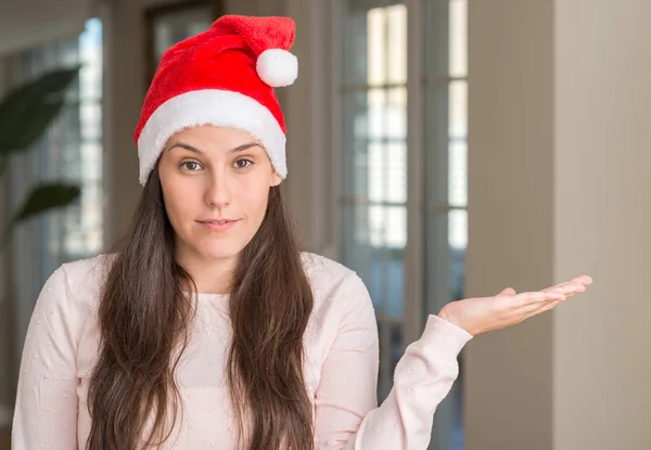 Krásná Mladá Žena Nosí Santa Claus Klobouk Doma Úsměvem Veselá — Stock fotografie