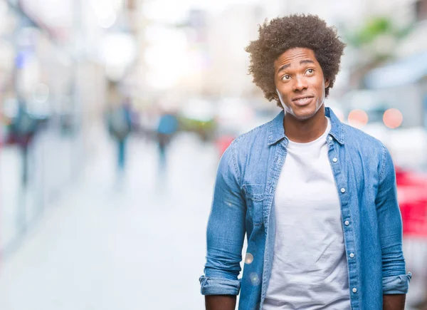 Afro Americano Uomo Sfondo Isolato Sorridente Guardando Lato Fissando Pensando — Foto Stock