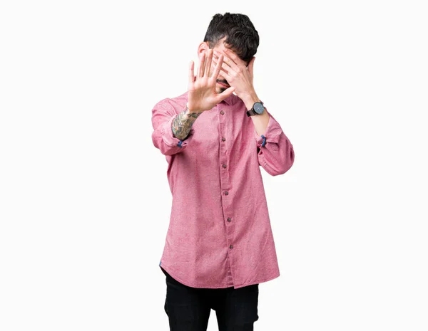 Mladý Pohledný Muž Sobě Růžové Tričko Izolované Pozadí Oči Rukama — Stock fotografie