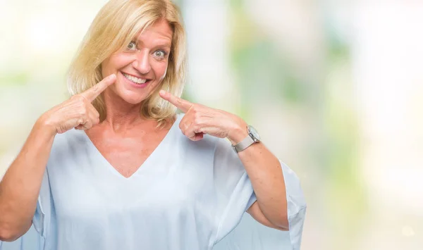Orta Yaş Sarışın Kadını Kendine Güvenen Gösterilen Işaret Parmakları Diş — Stok fotoğraf