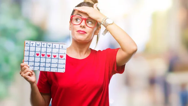 Giovane Bella Donna Che Tiene Calendario Mestruale Sfondo Isolato Stressato — Foto Stock