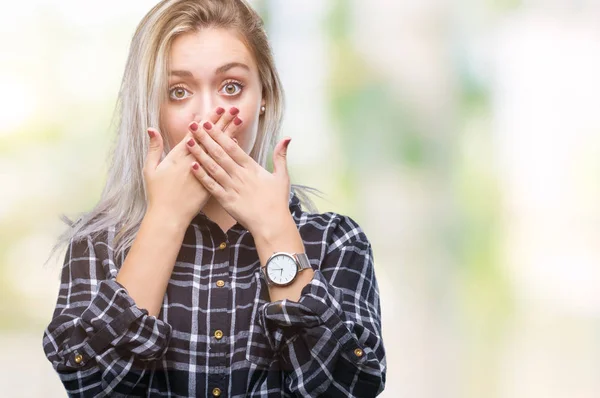 Jeune Femme Blonde Sur Fond Isolé Choqué Couvrant Bouche Avec — Photo