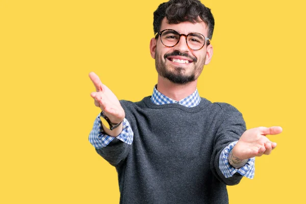 Homem Inteligente Bonito Jovem Usando Óculos Sobre Fundo Isolado Olhando — Fotografia de Stock