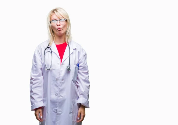 Jovem Bela Mulher Médica Loira Vestindo Uniforme Médico Sobre Fundo — Fotografia de Stock