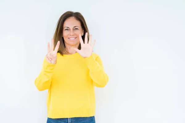 孤立した背景表示と指で上向きに黄色のセーターを着ている美しい中年女性数 自信を持って 幸せな笑みを浮かべて — ストック写真