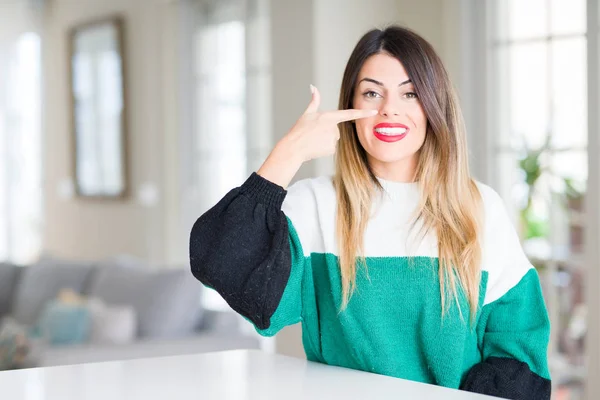 Jovem Mulher Bonita Vestindo Camisola Inverno Casa Apontando Com Dedo — Fotografia de Stock