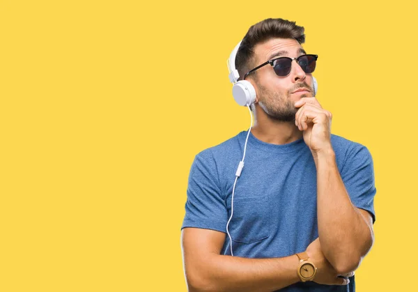 Joven Hombre Guapo Con Auriculares Escuchando Música Sobre Fondo Aislado — Foto de Stock