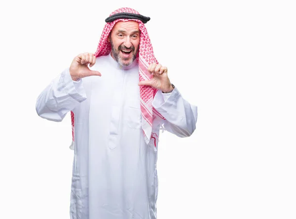 Senior Arabo Uomo Indossa Keffiyeh Sfondo Isolato Guardando Fiducioso Con — Foto Stock