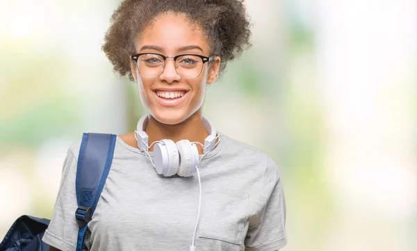 Junge Afroamerikanische Studentin Mit Kopfhörer Und Rucksack Vor Isoliertem Hintergrund — Stockfoto