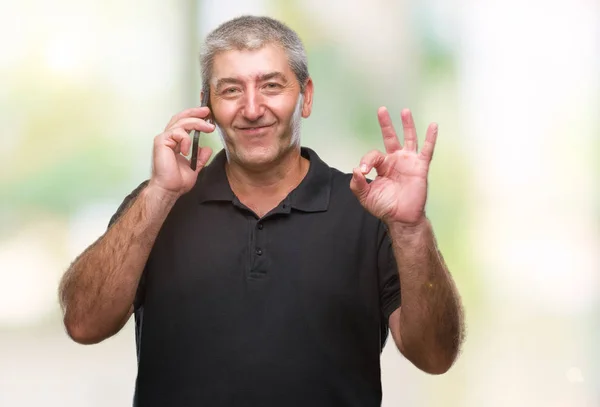 Pěkný Starší Muž Mluví Smartphone Izolované Pozadí Dělá Cedulka Prsty — Stock fotografie
