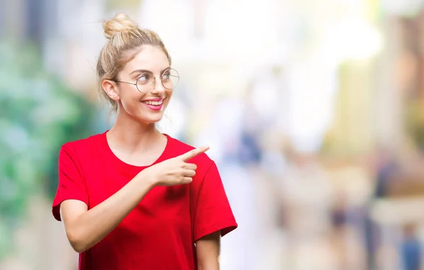 Jovem Mulher Loira Bonita Vestindo Camiseta Vermelha Óculos Sobre Fundo — Fotografia de Stock