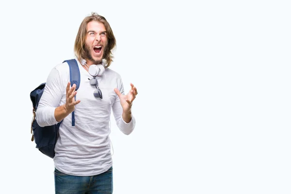 Junger Gutaussehender Touristenmann Mit Langen Haaren Rucksack Über Isoliertem Hintergrund — Stockfoto