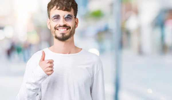Ung Vacker Man Bär Solglasögon Över Isolerade Bakgrund Gör Glad — Stockfoto