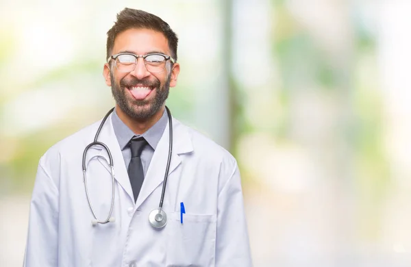 Médico Hispano Adulto Sobre Fondo Aislado Sacando Lengua Feliz Con — Foto de Stock