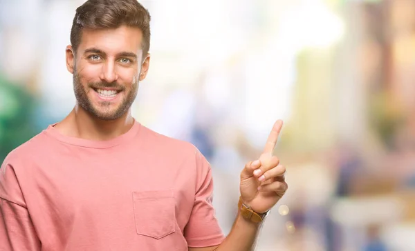 Jonge Knappe Man Geïsoleerde Achtergrond Met Een Grote Glimlach Het — Stockfoto