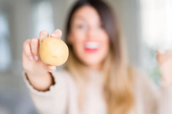 Junge Schöne Frau Mit Frischen Kartoffeln Hause Schreit Stolz Und — Stockfoto