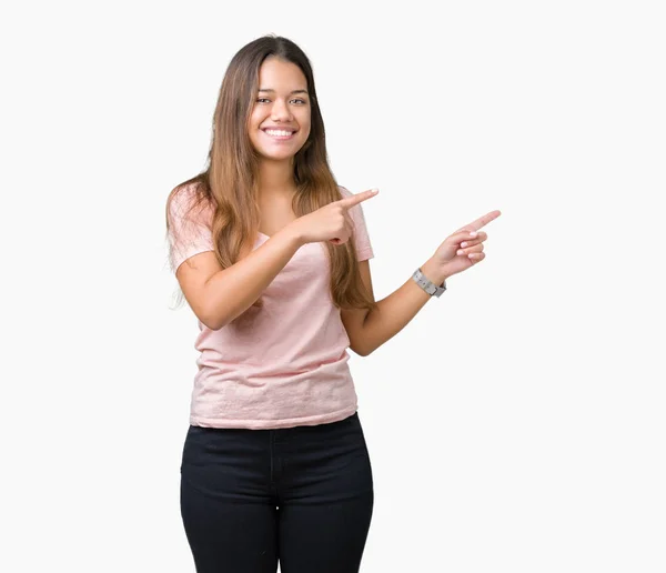 Jovem Bela Mulher Morena Vestindo Camiseta Rosa Sobre Fundo Isolado — Fotografia de Stock