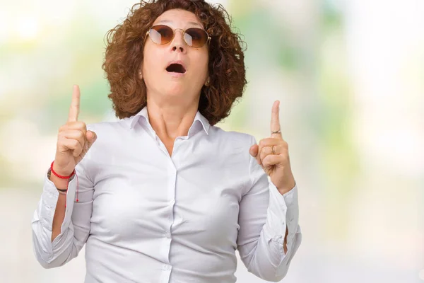 Hermosa Mujer Negocios Senior Mediana Edad Con Gafas Sol Sobre — Foto de Stock