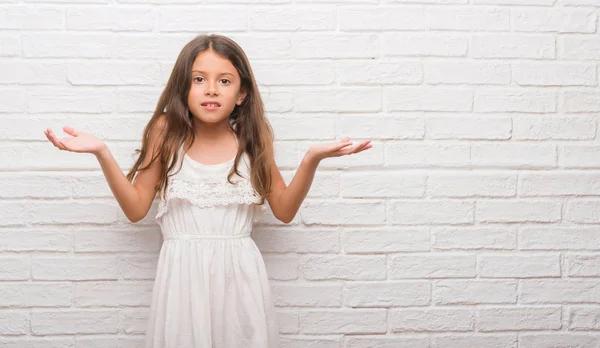 Niño Hispano Joven Sobre Pared Ladrillo Blanco Expresión Despistada Confusa — Foto de Stock