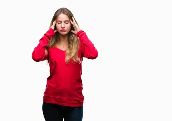 若い金髪美人で赤いセーターを着ているので頭の頭の中の痛みのために手でバック グラウンドを分離したストレス 片頭痛に苦しんでいます — ストック写真