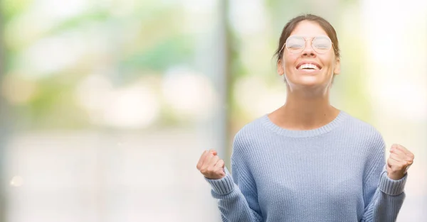 Giovane Bella Donna Ispanica Indossa Panino Urlando Orgoglioso Celebrando Vittoria — Foto Stock