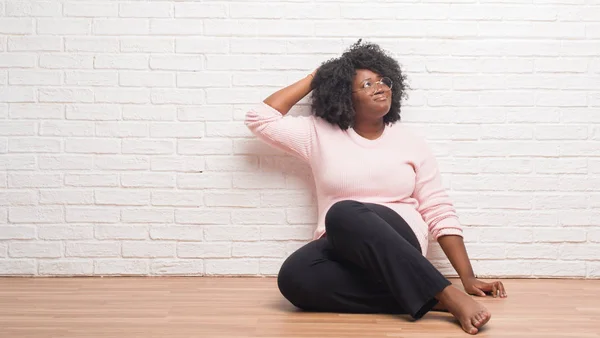 Mujer Afroamericana Joven Sentada Suelo Casa Confunde Pregunta Acerca Pregunta — Foto de Stock