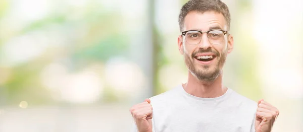 Getatoeëerde Volwassen Jongeman Vieren Verrast Verbaasd Voor Succes Met Armen — Stockfoto