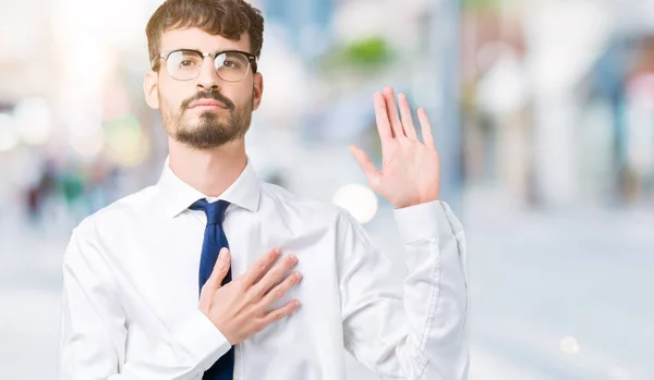 Joven Hombre Negocios Guapo Con Gafas Sobre Fondo Aislado Juramento — Foto de Stock