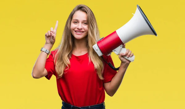 Jonge Mooie Blonde Vrouw Schreeuwen Door Megafoon Geïsoleerde Achtergrond Verrast — Stockfoto