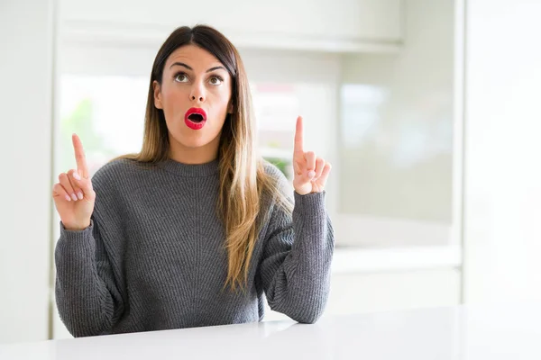 Giovane Bella Donna Che Indossa Maglione Invernale Casa Stupito Sorpreso — Foto Stock