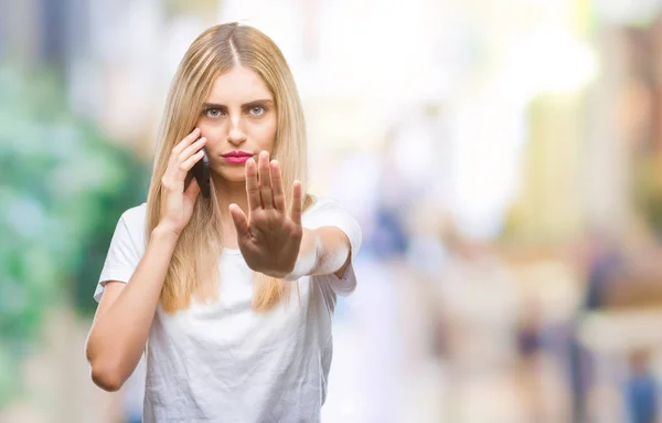 Jonge Mooie Blonde Vrouw Praten Met Smartphone Geïsoleerde Achtergrond Met — Stockfoto