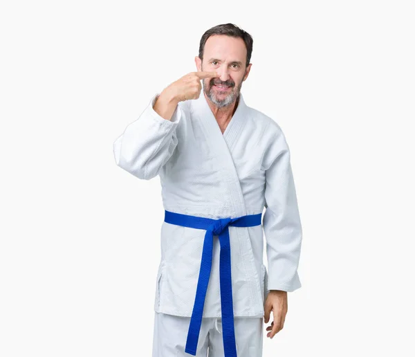 Stilig Medelåldern Senior Mannen Bär Kimono Enhetliga Över Isolerade Bakgrund — Stockfoto