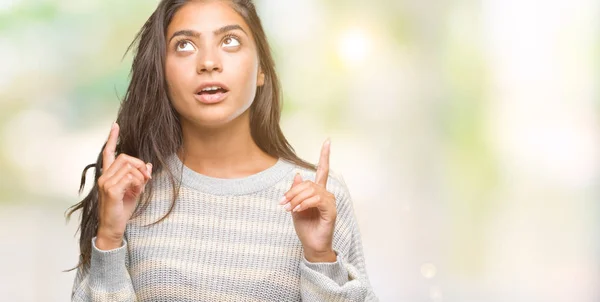 Jonge Mooie Arabische Vrouw Winter Trui Dragen Geïsoleerde Achtergrond Verbaasd — Stockfoto