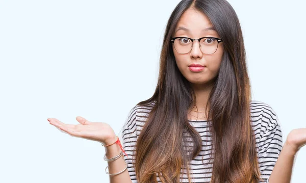 Üzerinde Gözlük Takan Genç Asyalı Kadın Arka Plan Clueless Şaşkın — Stok fotoğraf